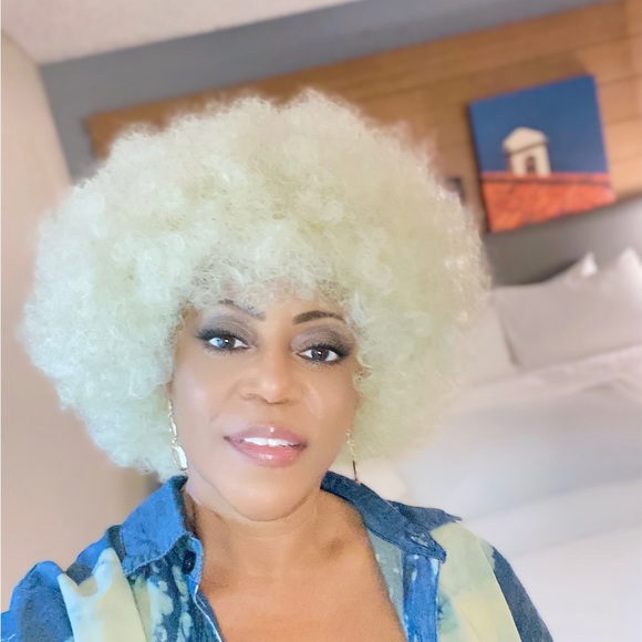 Meet your Posher, Stephanie - Picture 1 of 6